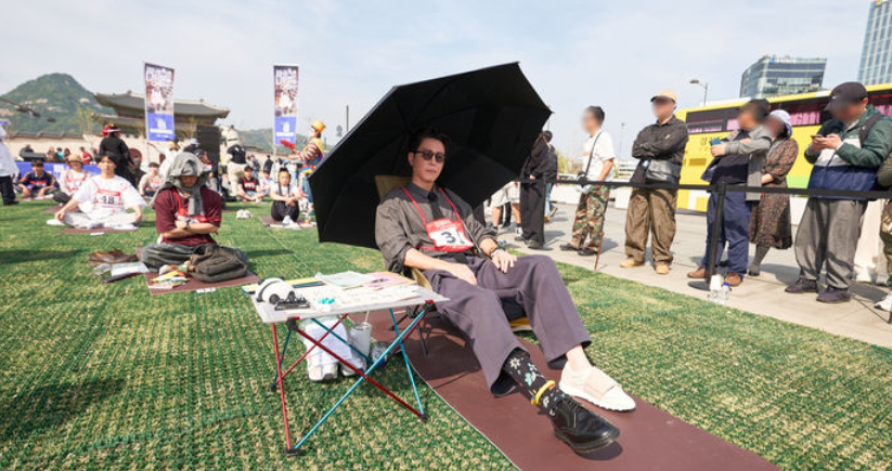 Actor Choi Won-young participates in the Gwanghwamun Space-out Competition on April 14. [JTBC]