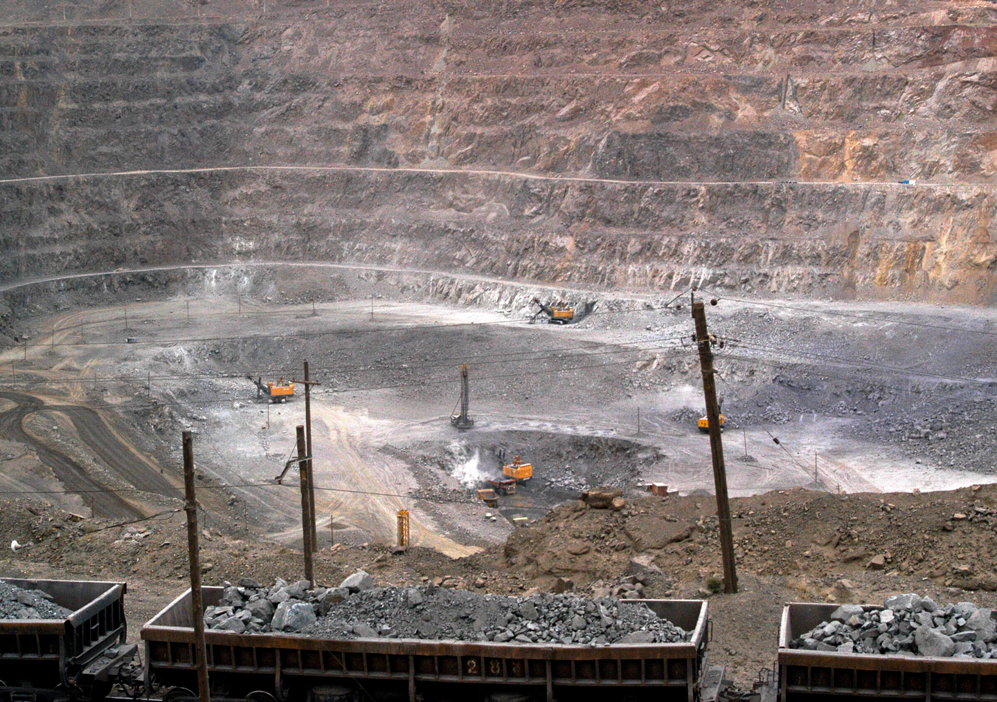 In this July 6, 2010, file photo, workers use machinery to dig at a rare earth mine in the Baiyunebo mining district of Baotou in north China's Inner Mongolia Autonomous Region. [AP/YONHAP]