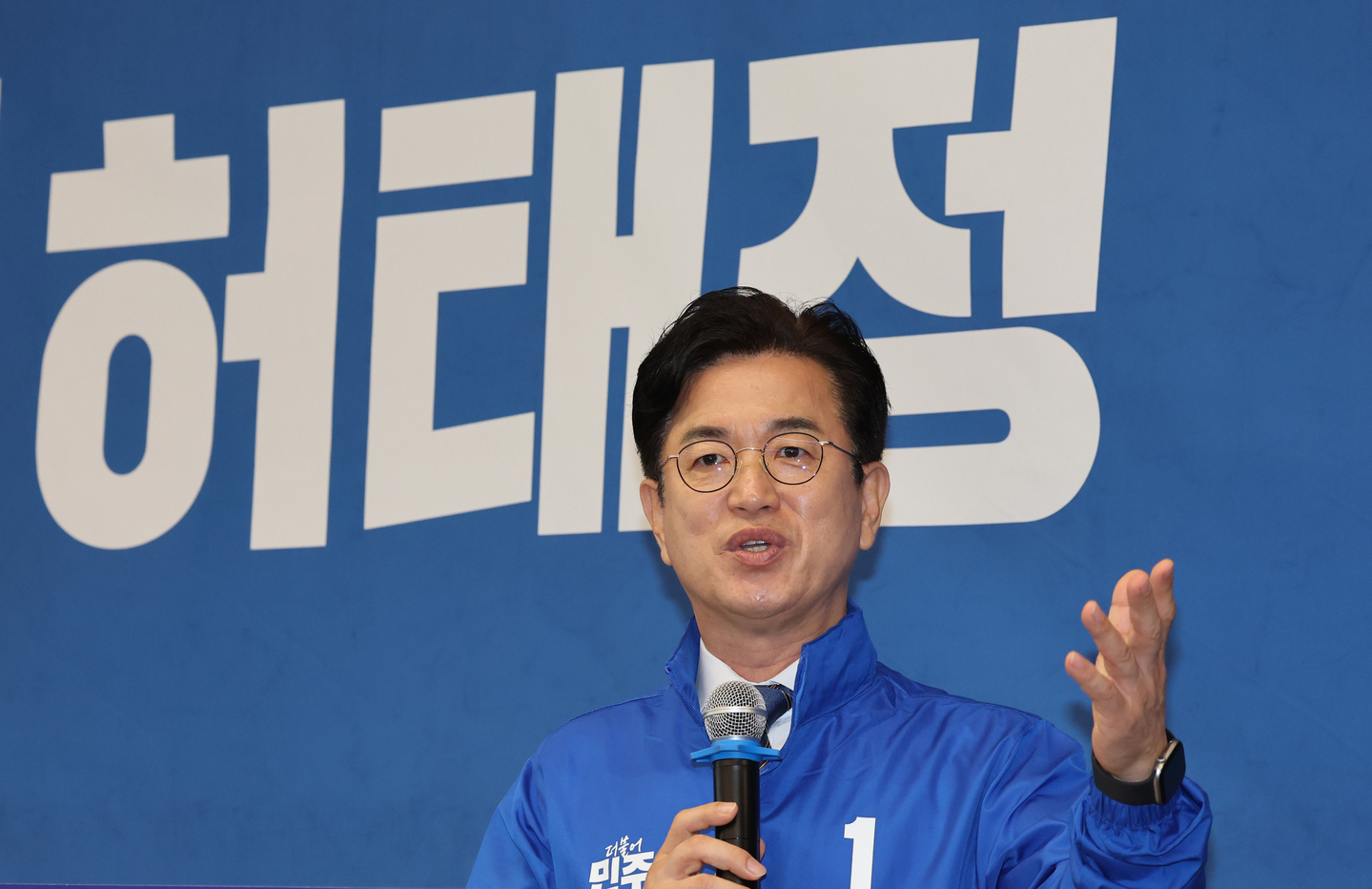 Heo Tae-jeong, the Democratic Party’s candidate for Daejeon mayor, announces his policy pledges at his campaign office on March 31. [NEWS1]