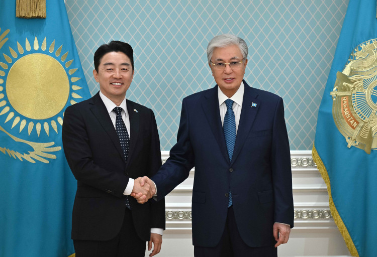 Presidential chief of staff Kang Hoon-sik, left, shakes hands with Kazakh President Kassym-Jomart Tokayev in Kazakhstan on April 8. Kang visited the Central Asian country as President Lee Jae Myung's special envoy as part of a three-nation tour and discussed boosting cooperation in energy, transport and logistics during the meeting with the Kazakh leader. [BLUE HOUSE]
