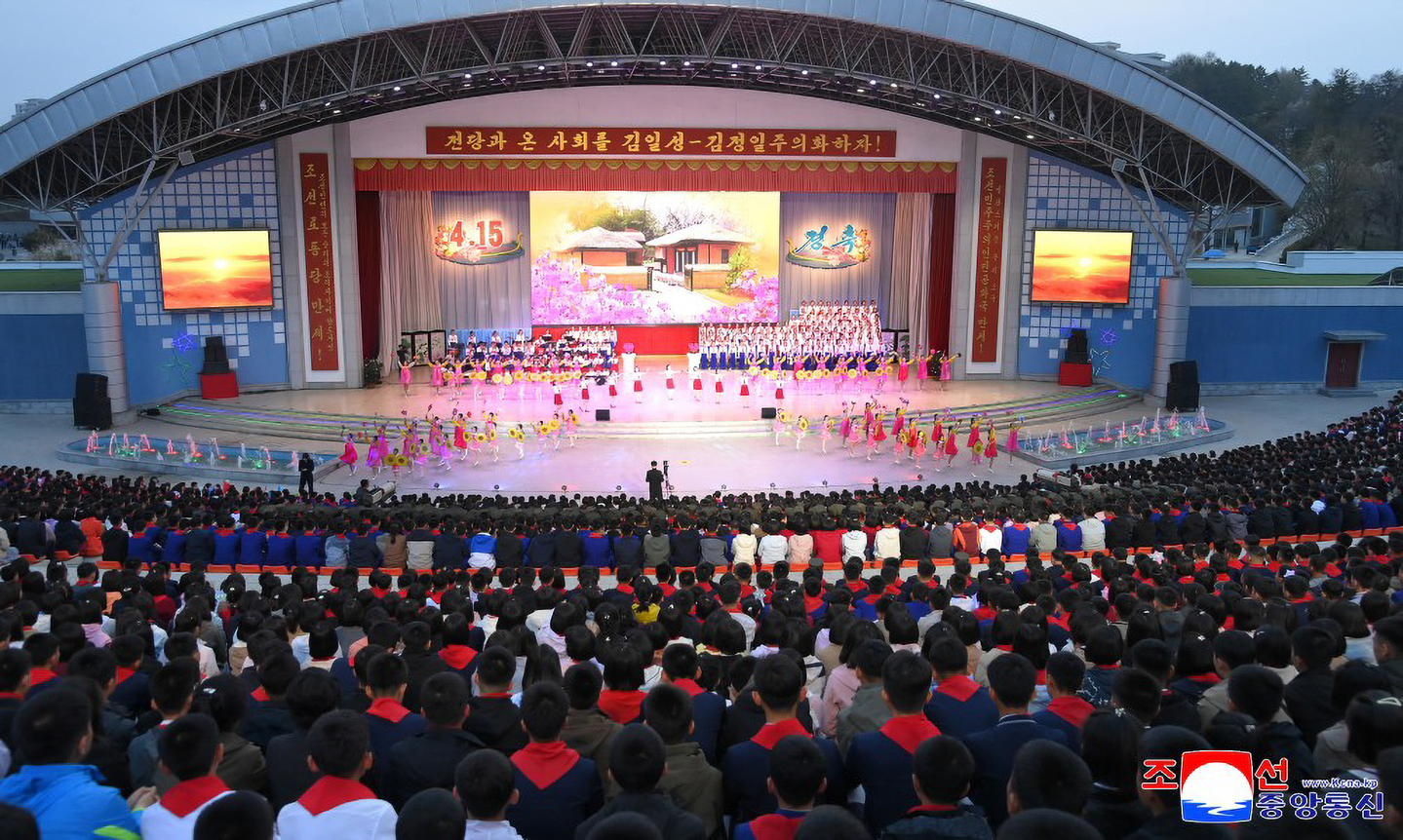 Performers are on stage at Pyongyang on April 13 in celebration of the 114th anniversary of the birth of North Korea's founder, Kim Il Sung, in this photo released by the North’s state news agency, the Korean Central News Agency, on April 14. [YONHAP]