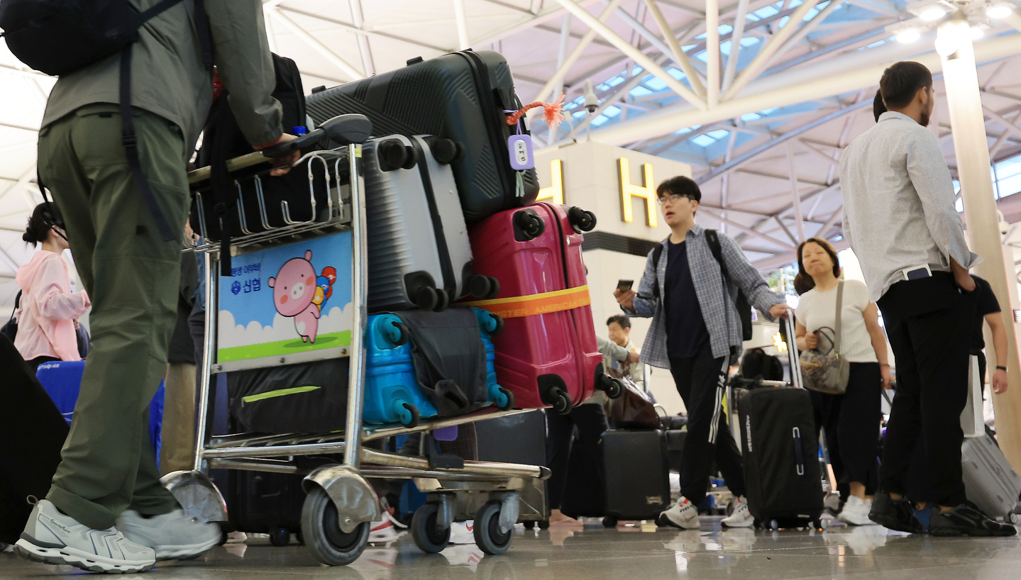 Travelers with luggage walk around the Incheon International Airport on Oct. 3, 2025 [NEWS1] 