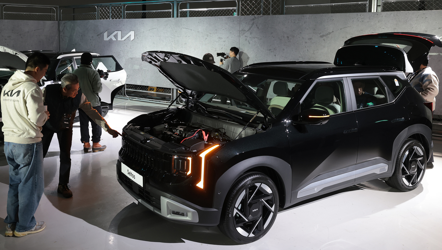 The all-new Kia Seltos, which comes in both gasoline turbo and gasoline hybrid engines, is seen at the vehicle's launch event on January 26. [NEWS1]