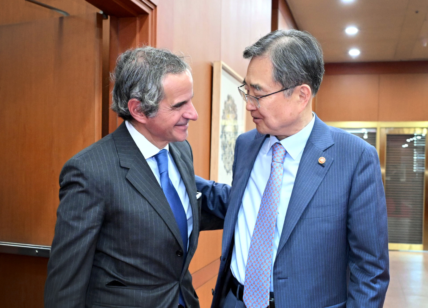 South Korean Foreign Minister Cho Hyun, right, and IAEA Director General Rafael Grossi hold a meeting at the Ministry of Foreign Affairs in central Seoul on April 15 to discuss South Korea's nuclear-propelled submarine project and North Korean nuclear issues. [MINISTRY OF FORIEGN AFFAIRS]