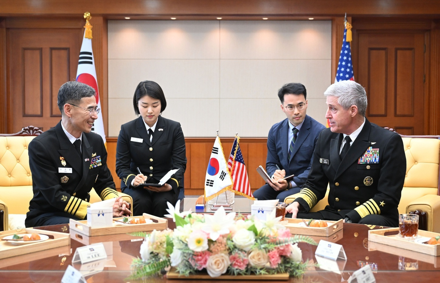 Korean Chief of Naval Operations Adm. Kim Kyung-ryul, far left, engages in bilateral talks with U.S. Pacific Fleet Commander Adm. Stephen Koehler, far right, in Seoul on April 15. [REPUBLIC OF KOREA NAVY]