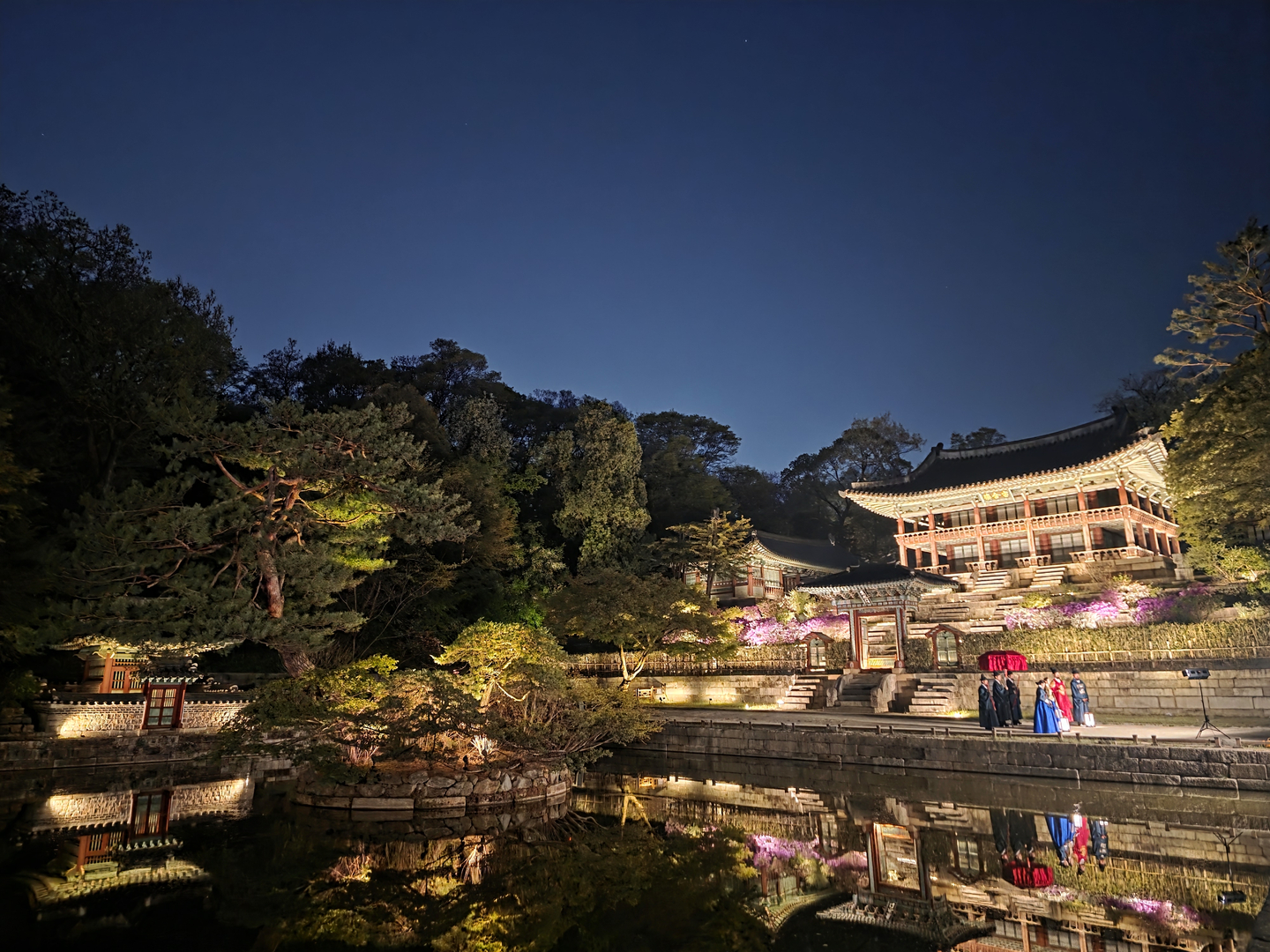 The night view of Kyujanggak, the royal library, at the rear garden of Changdeok Palace during its Moonlight Tour [JIN EUN-SOO]
