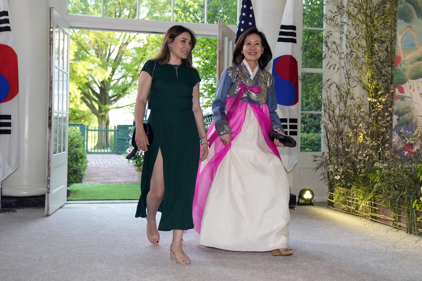 Michelle Park Steel, right, and Siobhan Steel arrive for the State Dinner with President Joe Biden and Korea's President Yoon Suk Yeol at the White House on April 26, 2023. [AP/ YONHAP]