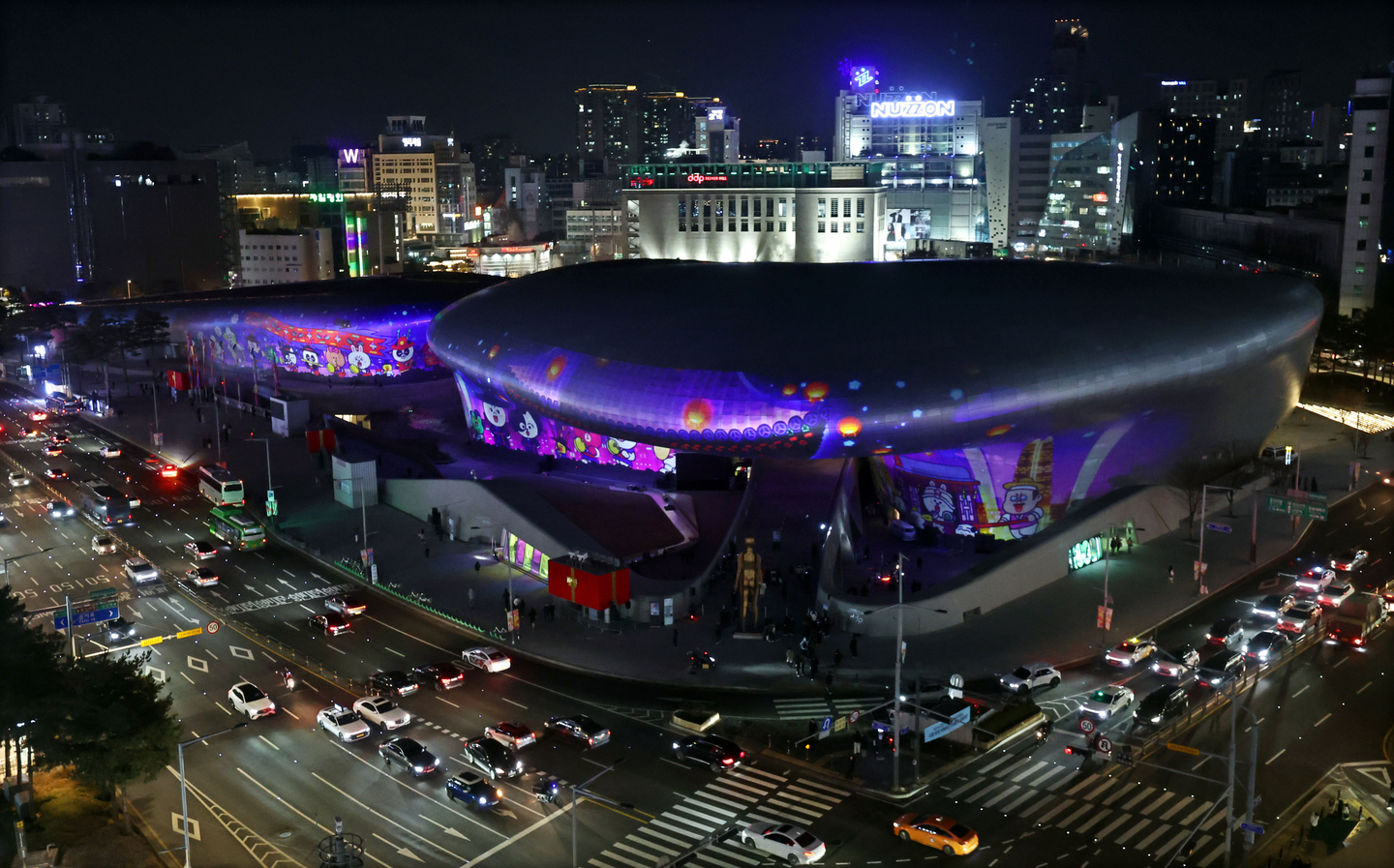 A media art show plays out on the outer walls of the Dongdaemun Design Plaza in central Seoul on Dec. 18, 2025. [YONHAP]