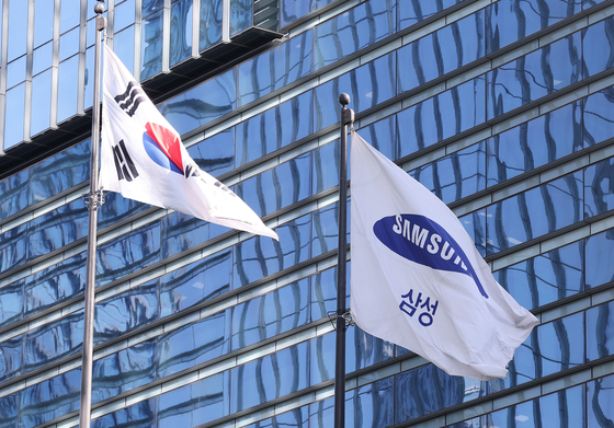 Samsung flag and Korea's national flag are seen in front of Samsung's office building in southern Seoul in April. [NEWS1] 