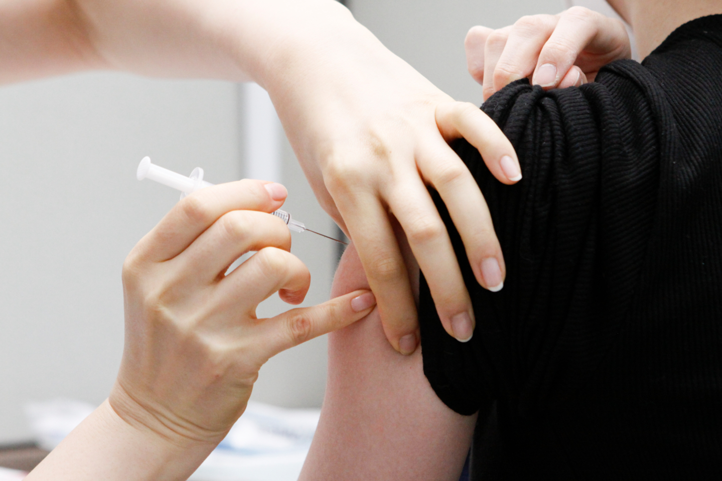 A patient receives a human papillomavirus vaccine at Kyung Hee University Hospital in this file photo provided by the hospital.[KYUNG HEE UNIVERSITY HOSPITAL]
