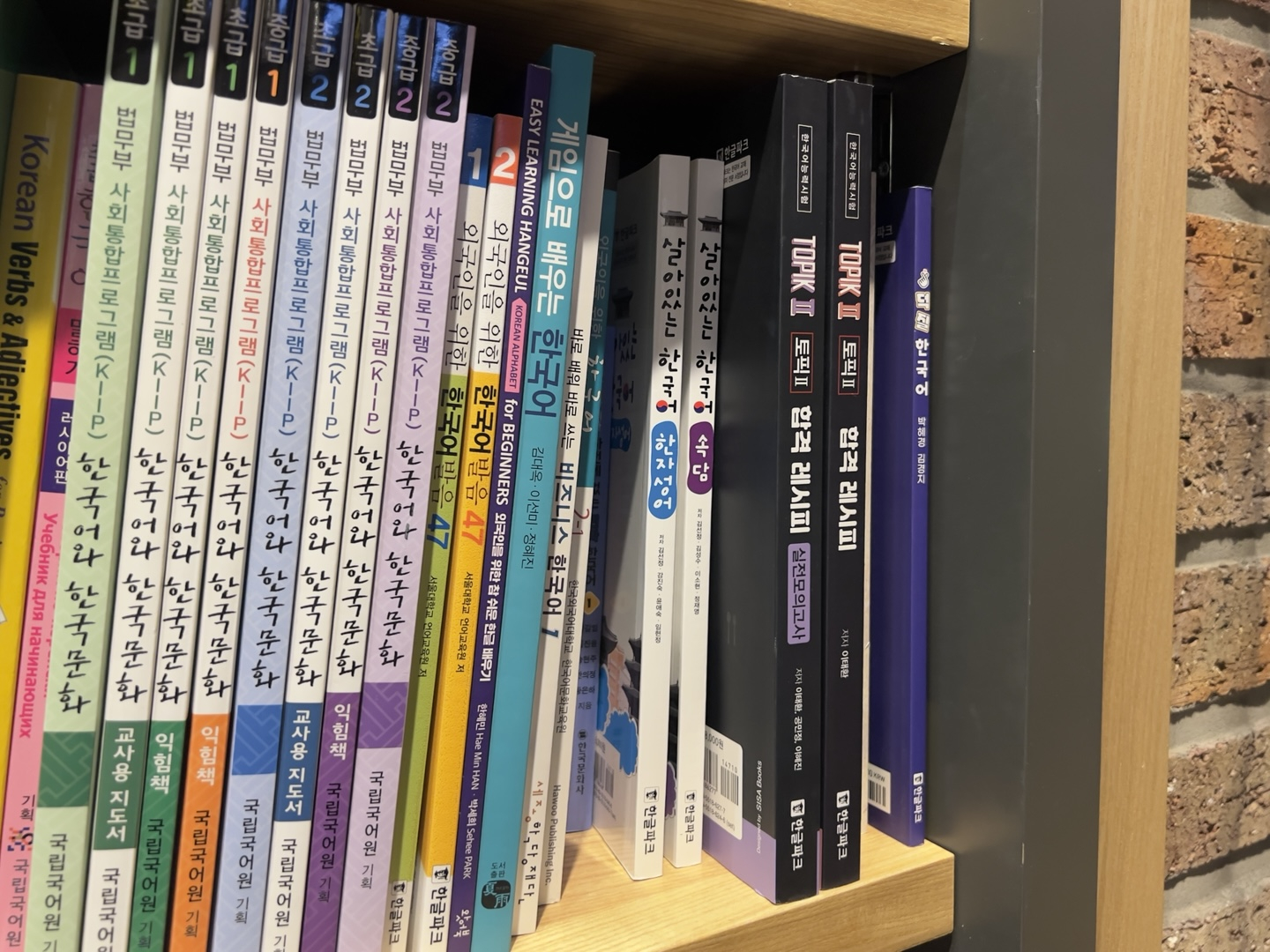 TOPIK II Pass Recipe and practical mock test books line a bookshelf in a bookstore in Mapo District, western Seoul, on April 15, 2025. [KOREA JOONGANG DAILY]