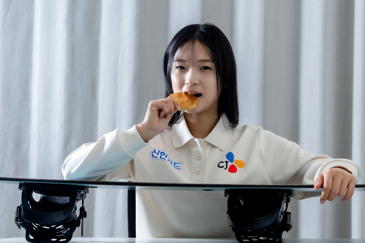 Snowboarder Choi Ga-on poses during an interview with the JoongAng Ilbo in Gangnam District, Southern Seoul, on April 10. [JOONGANG ILBO]