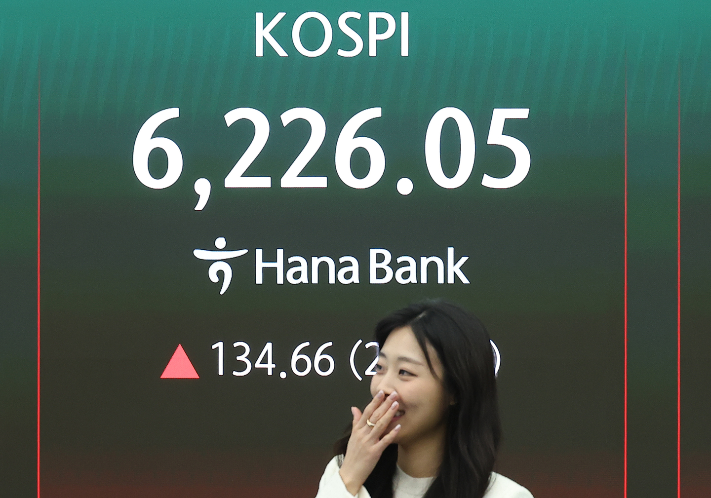 The Kospi is displayed on an electronic board in the trading room of Hana Bank’s headquarters in Jung District, central Seoul, on April 16. [YONHAP]