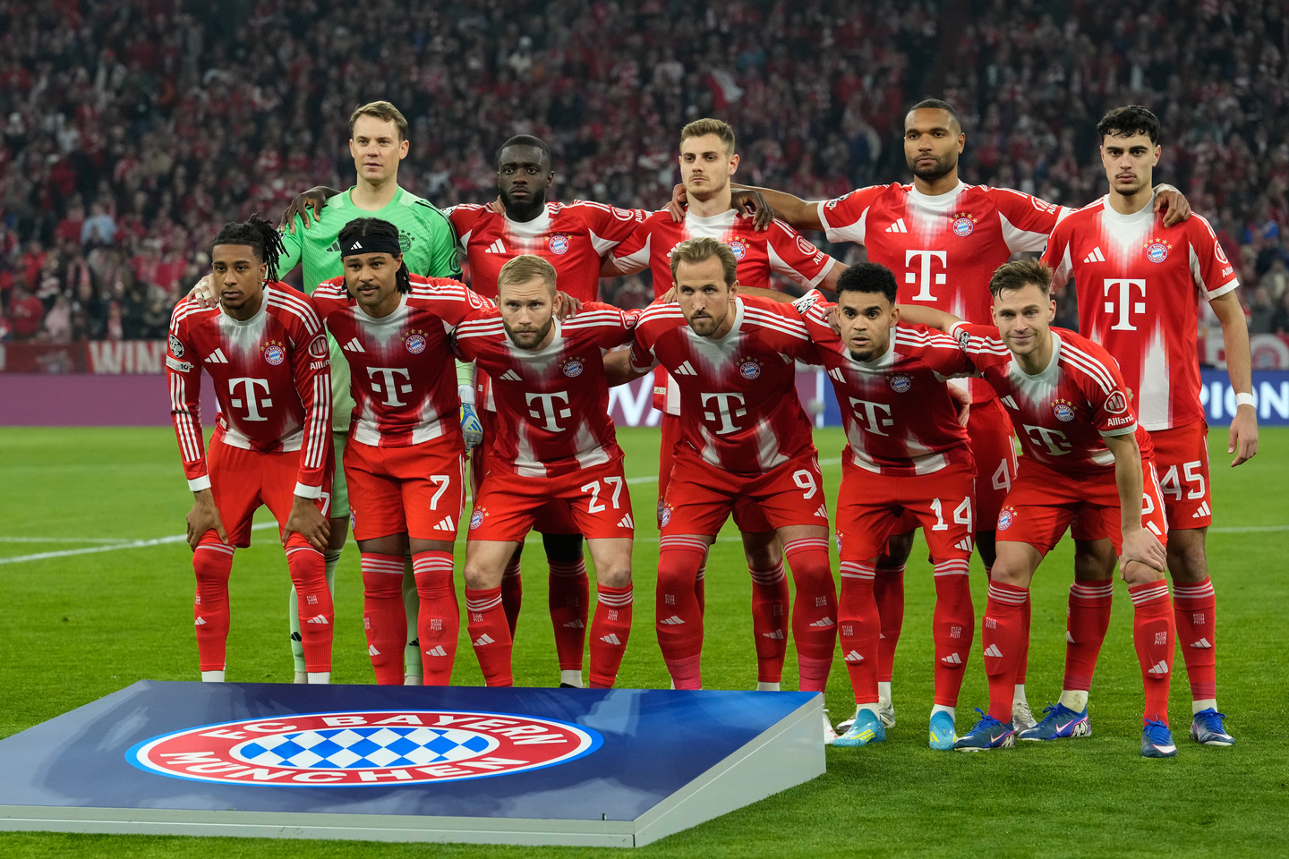 Bayern's players pose for photographers before the start of the UEFA Champions League quarterfinal second-leg football match against Real Madrid in Munich on April 15. [AP/YONHAP]