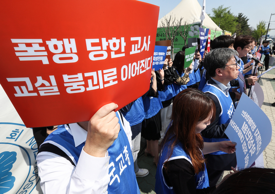 The Korean Federation of Teachers' Associations (KFTA) members speak at a press conference on April 15 held outside the National Assembly in western Seoul and shared the association's survey results. [NEWS1]