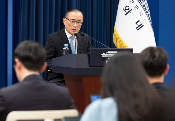 National Security Adviser Wi Sung-lac gives a press briefing on President Lee Jae Myung’s six-day trip to India and Vietnam at the Blue House in central Seoul on April 16. [NEWS1]