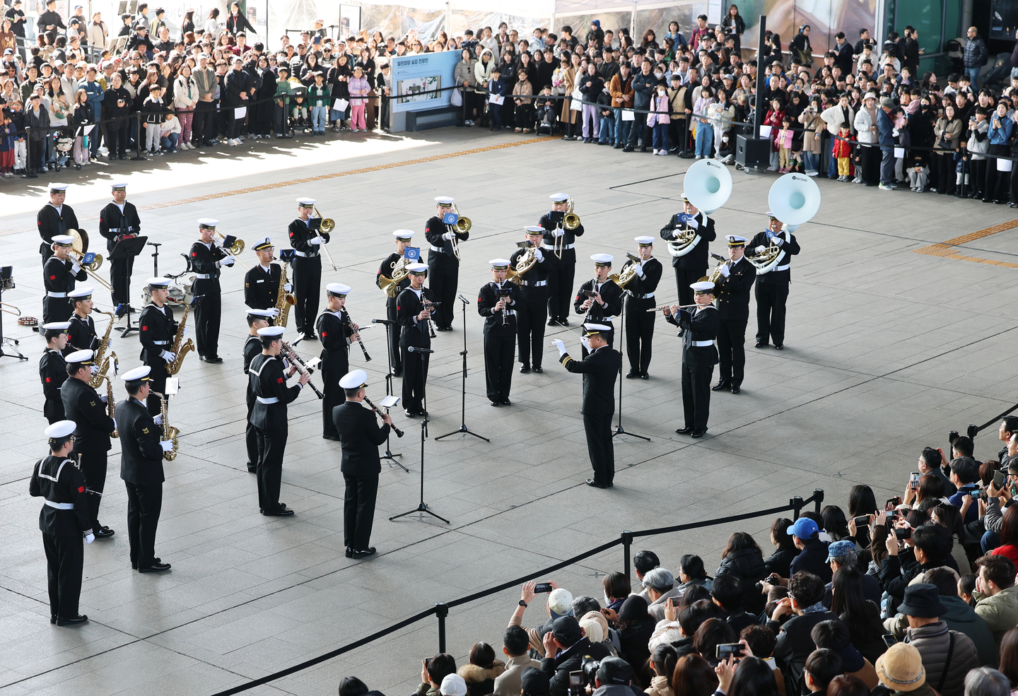 A Korea navy military band performs at the National Museum of Korea in Yongsan District, central Seoul, on Feb. 28. [NEWS1]
