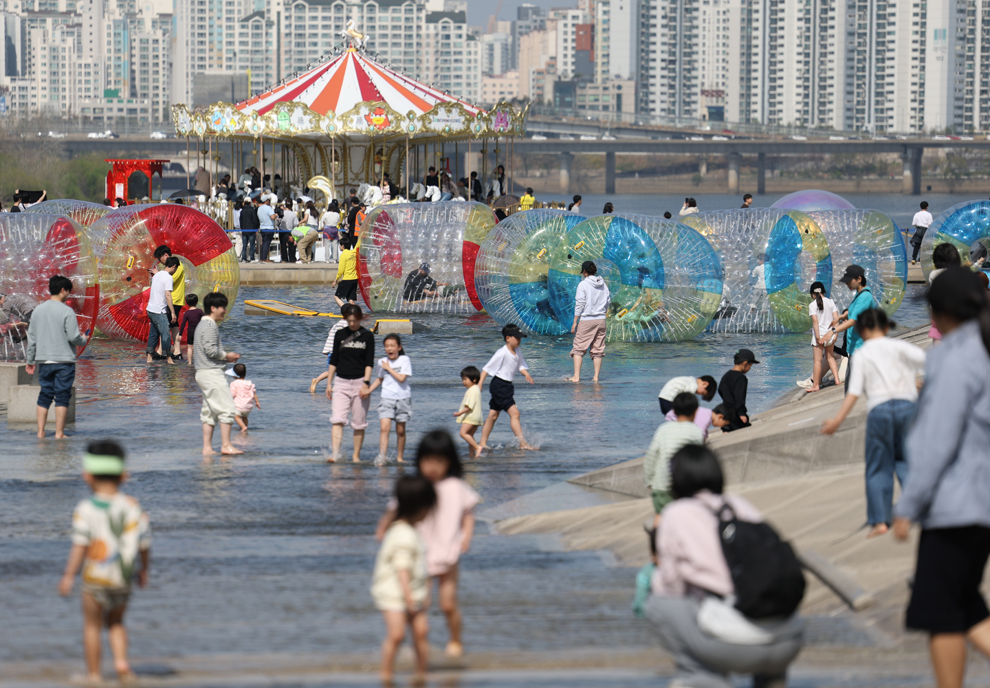 Children play by the Han River in Mapo District, western Seoul, on April 12. [YONHAP]