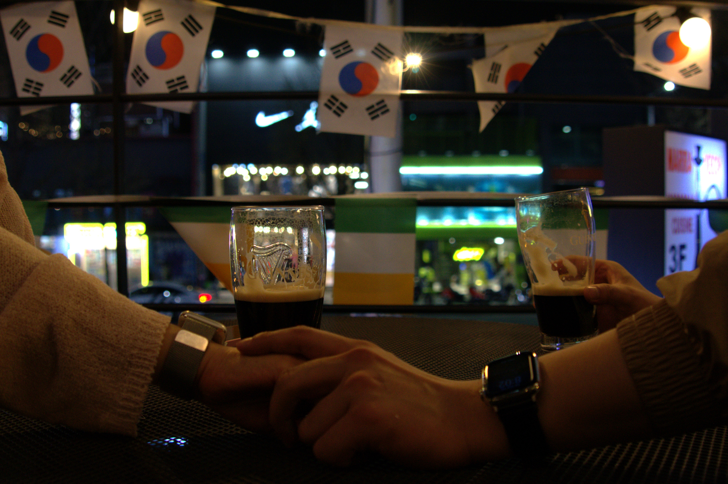Han Hyeon-jeong and her boyfriend enjoy a date at The Craic House in Itaewon, central Seoul, on March 29, on their 163rd day of dating. He told Han he loved her less than two weeks after dating; Han told him on their 100th day milestone. [KIM JU-YEON]