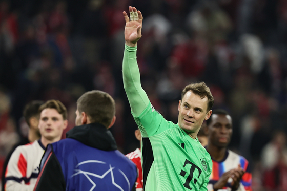 Goalkeeper Manuel Neuer of Bayern Munich greets supporters after his team wins the UEFA Champions League quarterfinals second-leg match between against Real Madrid in Munich on April 15. [EPA/YONHAP]