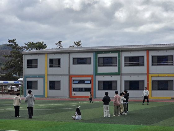 Students are outside Gunwi Elementary in Gunwi County, Daegu, on March 31. [JOONGANG ILBO]