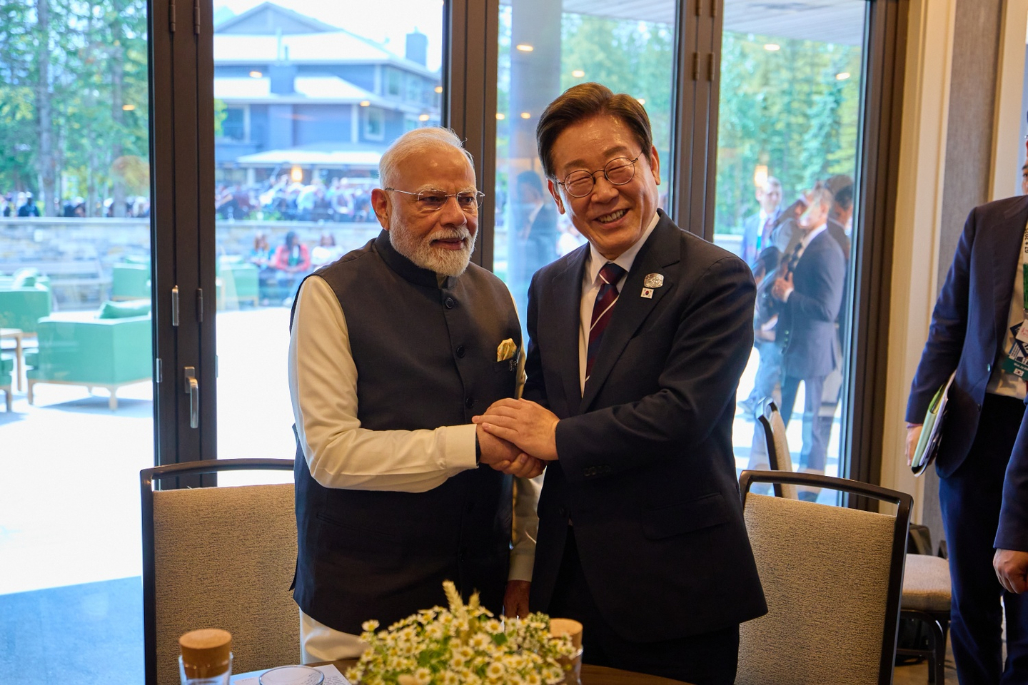 President Lee Jae Myung, right, shakes hands with Indian Prime Minister Narendra Modi ahead of their first summit on the sidelines of the Group of 7 summit in Canada  on June 17, 2025. [JOINT PRESS CORPS]