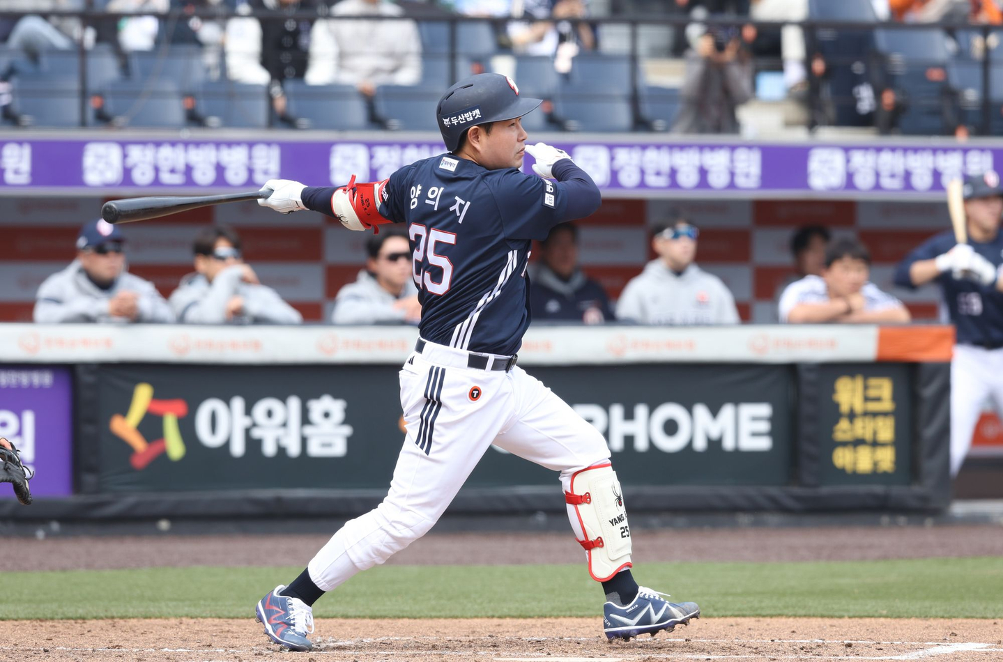 Doosan Bears’ Yang Eui-ji hits a home run during a game against the Hanwha Eagles. [DOOSAN BEARS]