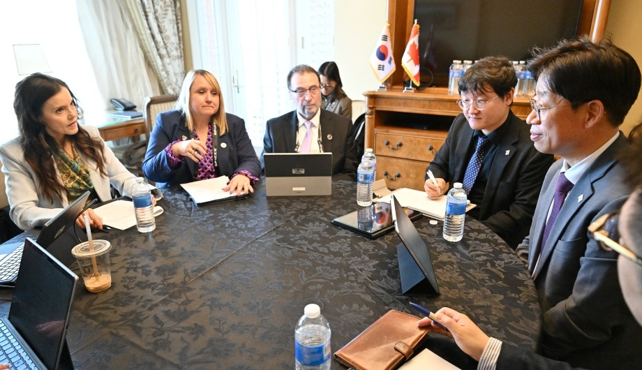 Officials from the Korea AeroSpace Administration and the Canadian Space Agency hold talks on bilateral cooperation during Space Symposium 2026 in Colorado Springs on April 16. [YONHAP] 