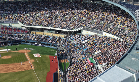 Fans cheer during a KBO Opening Day game between the KT Wiz and LG Twins at Jamsil Baseball Stadium in Songpa District, southern Seoul, on March 28. [NEWS1] 