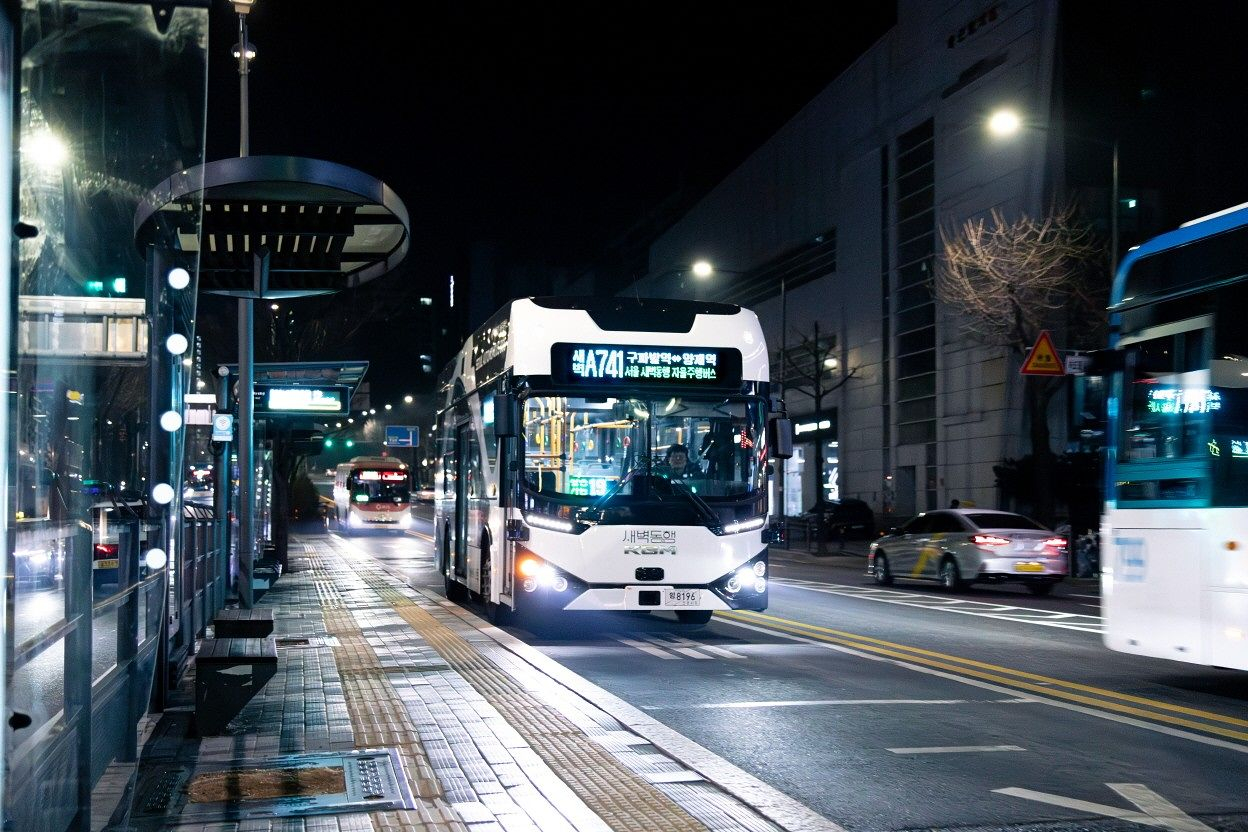 A late-night driverless express bus on a test run between Gupabal and Yangjae stations in Seoul [SEOUL METROPOLITAN GOVERNMENT]