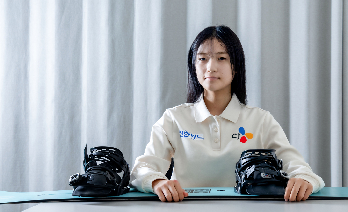 Snowboarder Choi Ga-on poses during an interview with the JoongAng Ilbo in Gangnam District, Southern Seoul, on April 10. [JOONGANG ILBO]