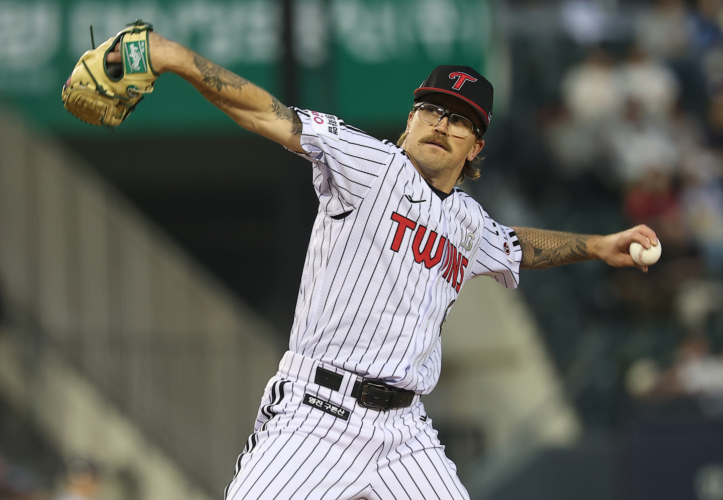 LG Twins starter Lachlan Wells pitches against the Lotte Giants during the clubs' Korea Baseball Organization regular-season game at Jamsil Baseball Stadium in Songpa District, southern Seoul, on April 15. [YONHAP]
