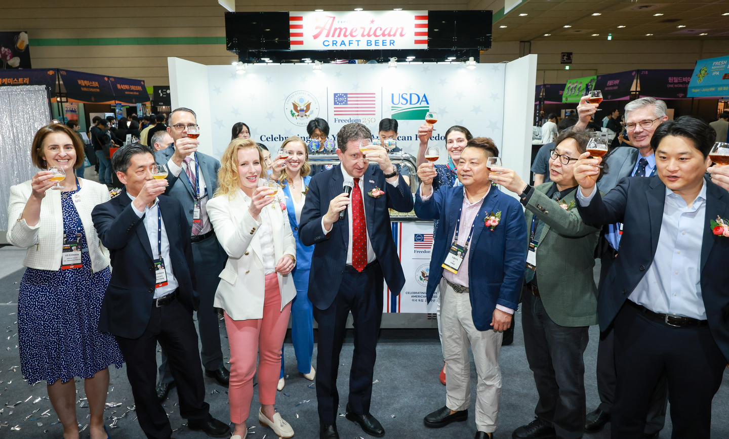 James Heller, Chargé d’Affaires ad interim of the U.S. Embassy in Korea, samples a craft beer brewed to commemorate the 250th anniversary of American independence during the 8th Korea International Beer Expo held at Coex in Gangnam District, southern Seoul, on April 16. [NEWS1]
