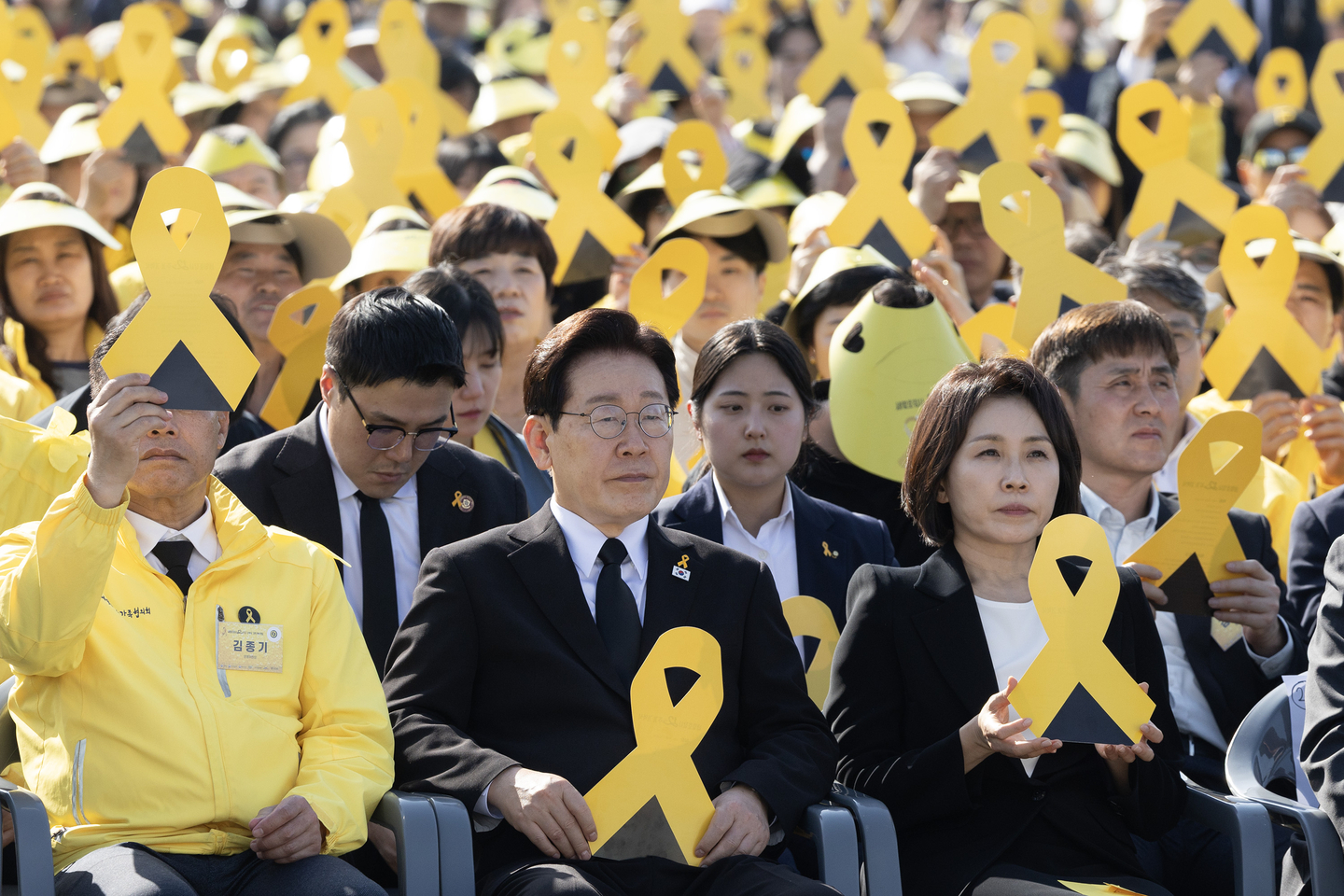 President Lee Jae Myung, center, and first lady Kim Hea Kyung, right attend a memorial event for the 2014 Sewol ferry sinking in Ansan, Gyeonggi, on April 16. [JOINT PRESS CORPS]