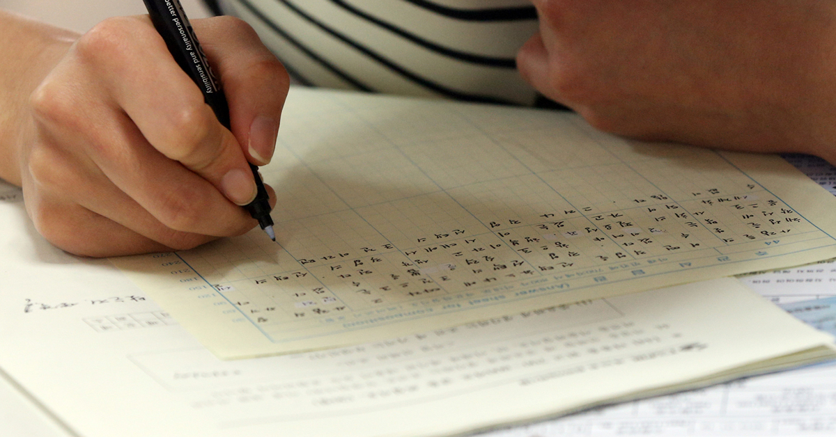 A test taker marks answers for the Test of Proficiency in Korean [JOONGANG ILBO]