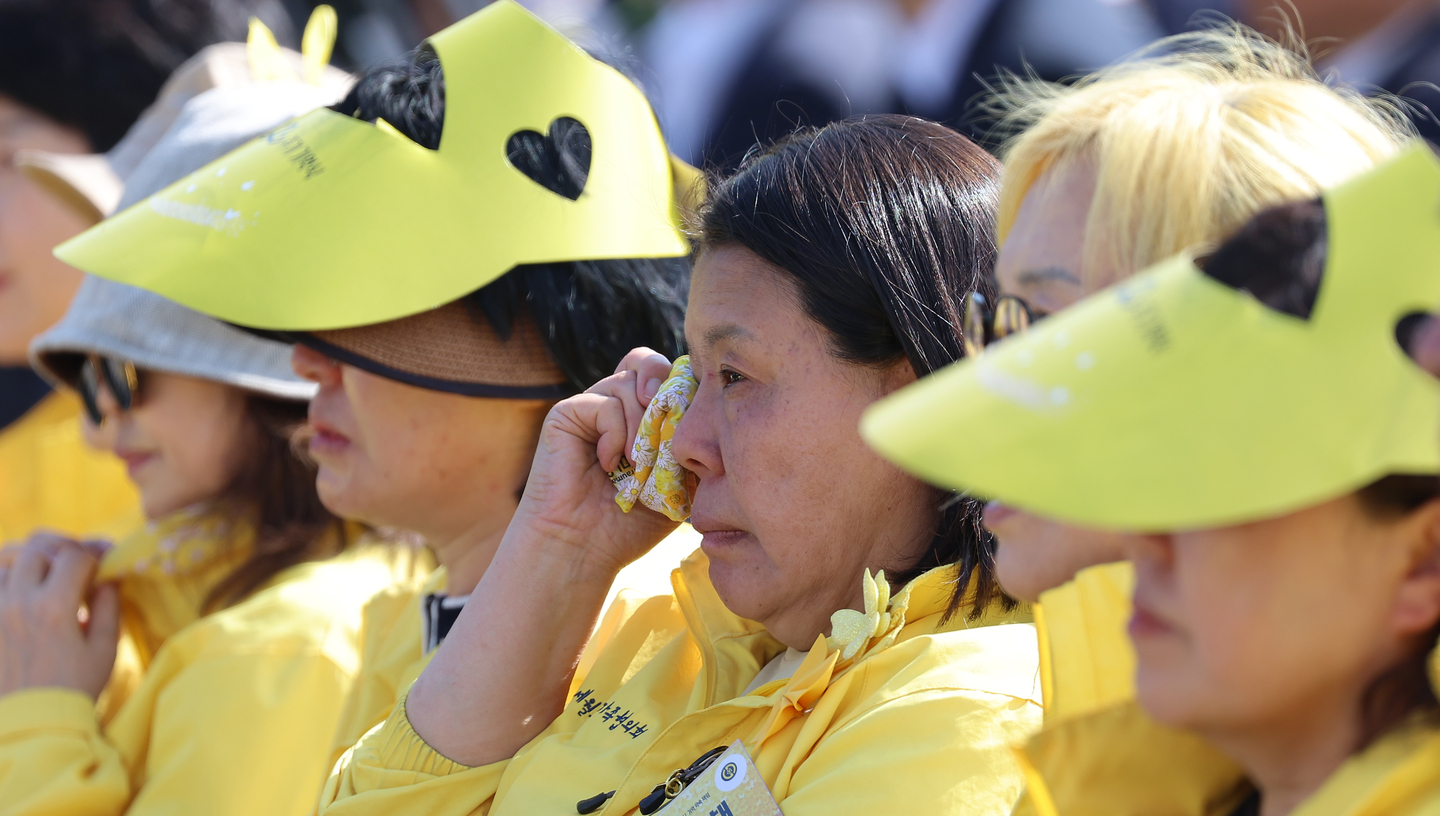 Relatives of victims of the 2014 Sewol ferry sinking shed tears during a memorial event held in Gyeonggi on April 16. [YONHAP]