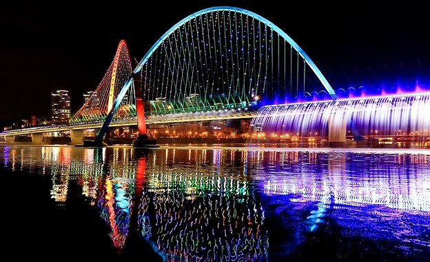 The Expo Bridge crosses the Gap Stream in Daejeon [JOONGANG ILBO]