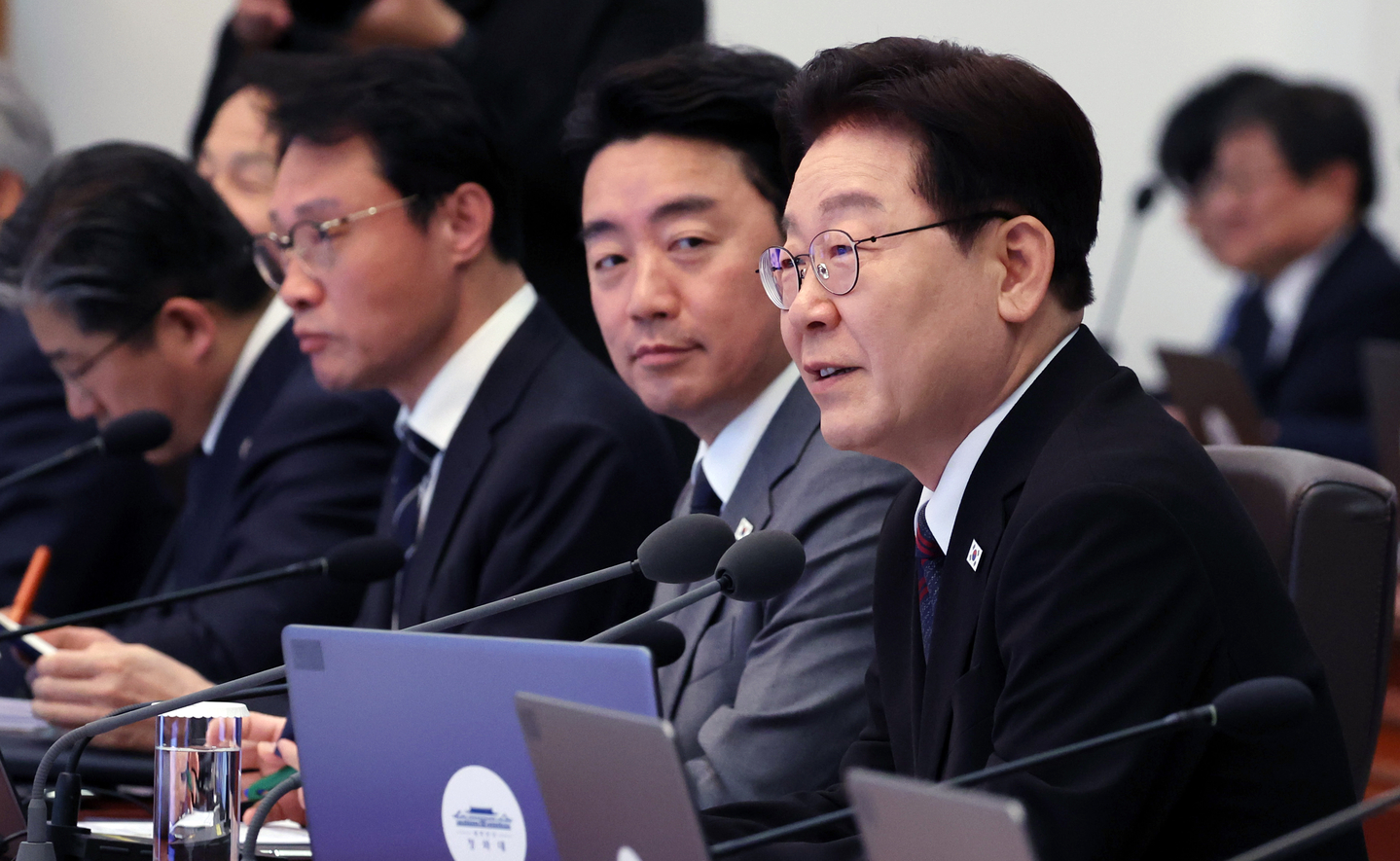 President Lee Jae Myung, far right, speaks during a meeting between senior presidential secretaries at the Blue House in central Seoul on April 16. [JOINT PRESS CORPS]
