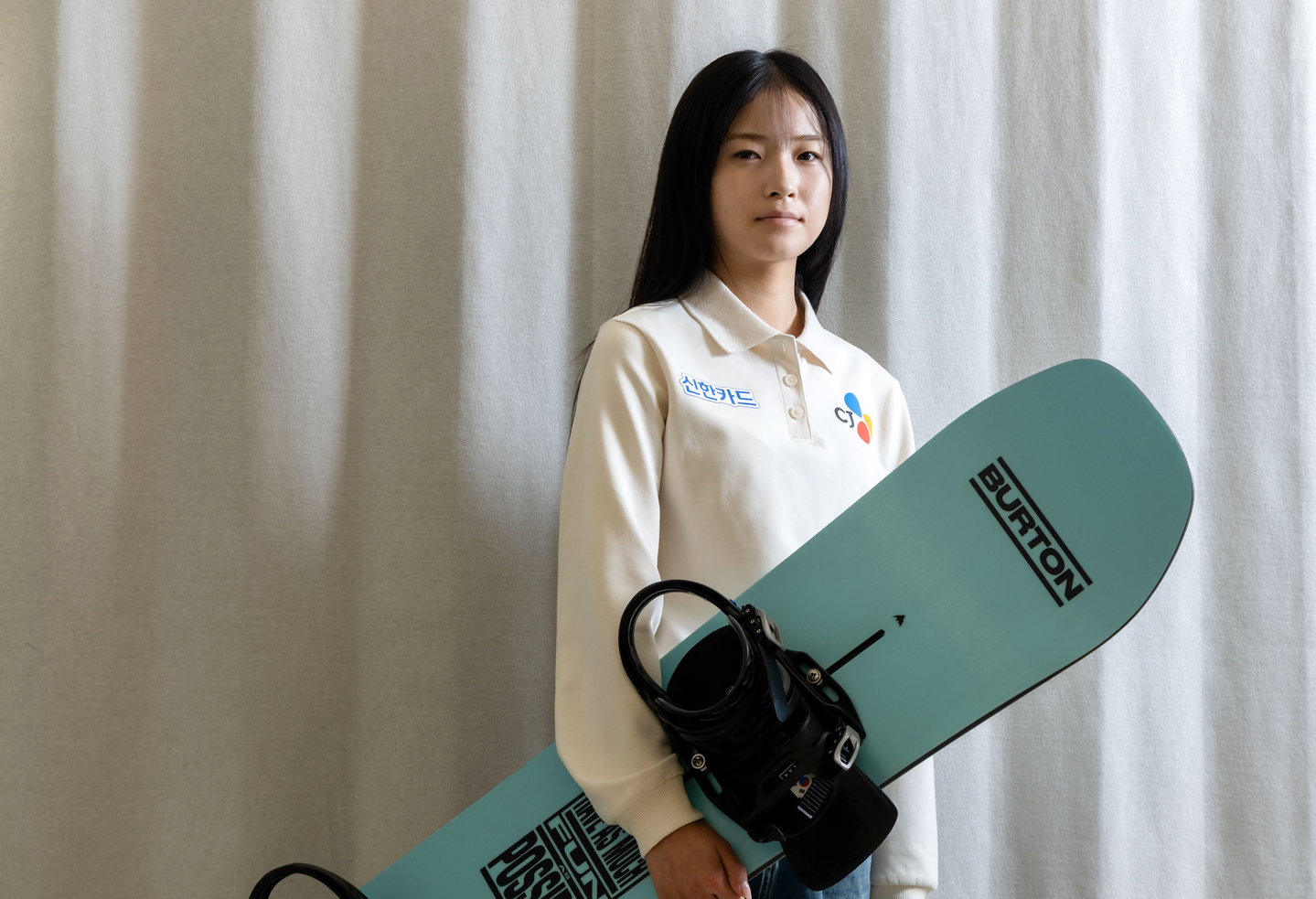 Snowboarder Choi Ga-on poses during an interview with the JoongAng Ilbo in Gangnam District, Southern Seoul, on April 10. [JOONGANG ILBO]