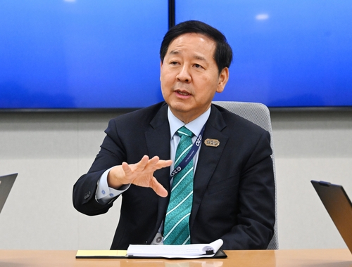 Finance Minister Koo Yun-cheol speaks to reporters in Washington, D.C., on April 15 in this photo provided by the Finance Ministry [YONHAP] 