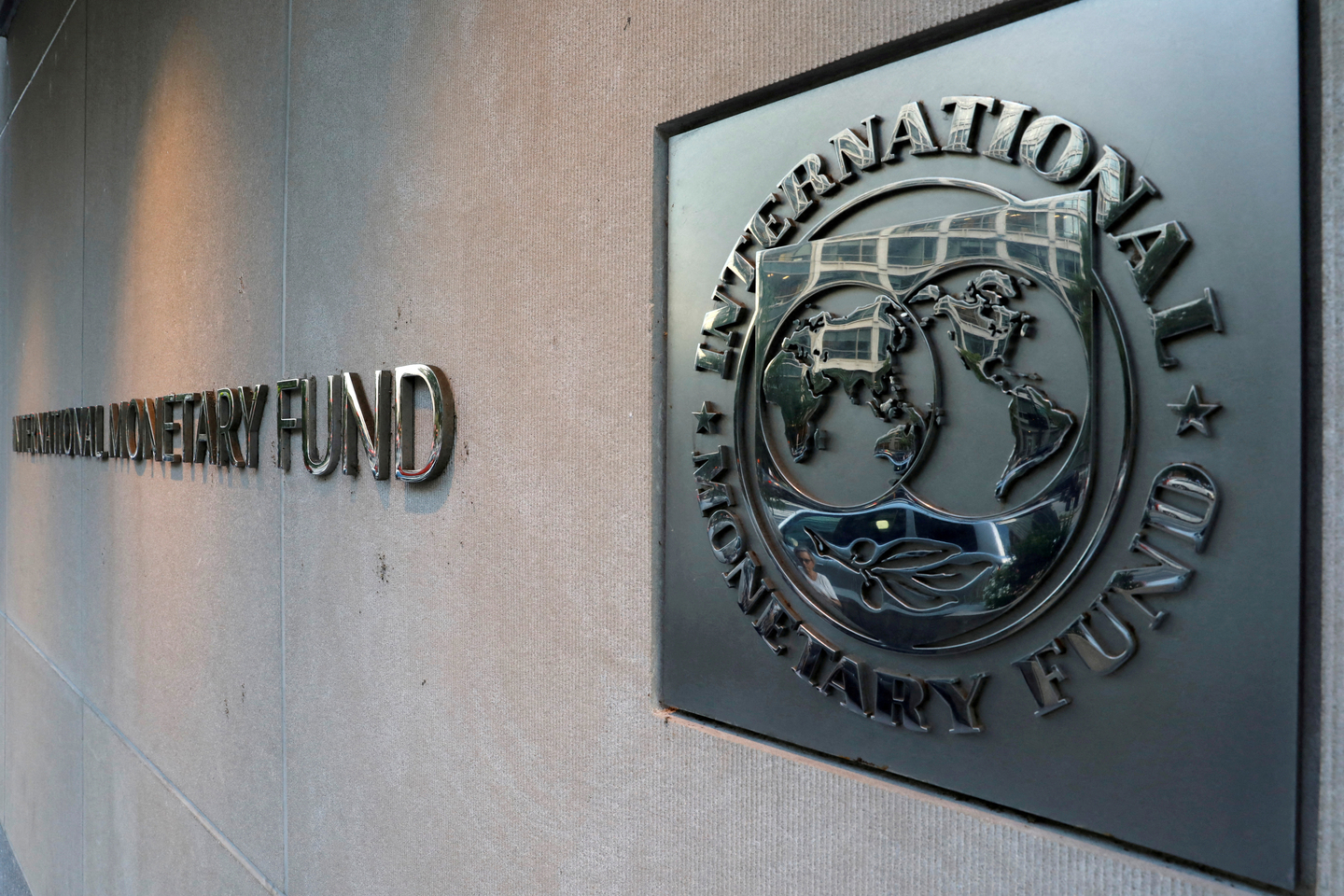 The International Monetary Fund logo is seen outside the headquarters building in Washington in 2018. [REUTERS/YONHAP]