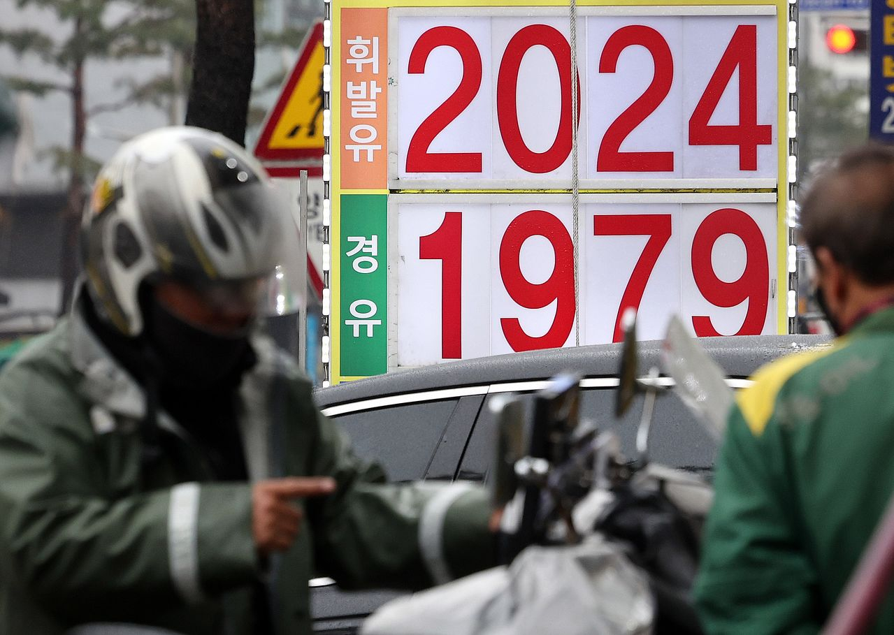 A delivery rider refuels at a gas station in Seoul on the first day of the third phase of the oil price ceiling system on April 10. [NEWS1] 