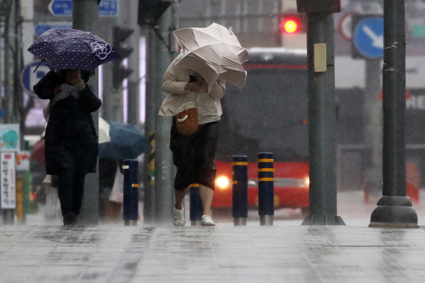 People hold umbrella amid heavy downpour in Busan in April. [NEWS1]