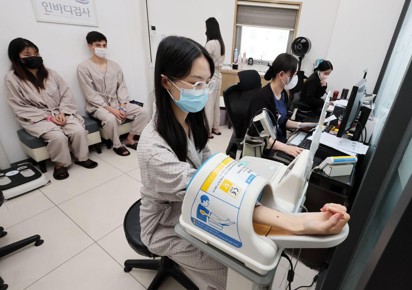 International students get a medical check-up at Isam Hospital in Busanjin District, Busan. [SONG BONG-GEUN]