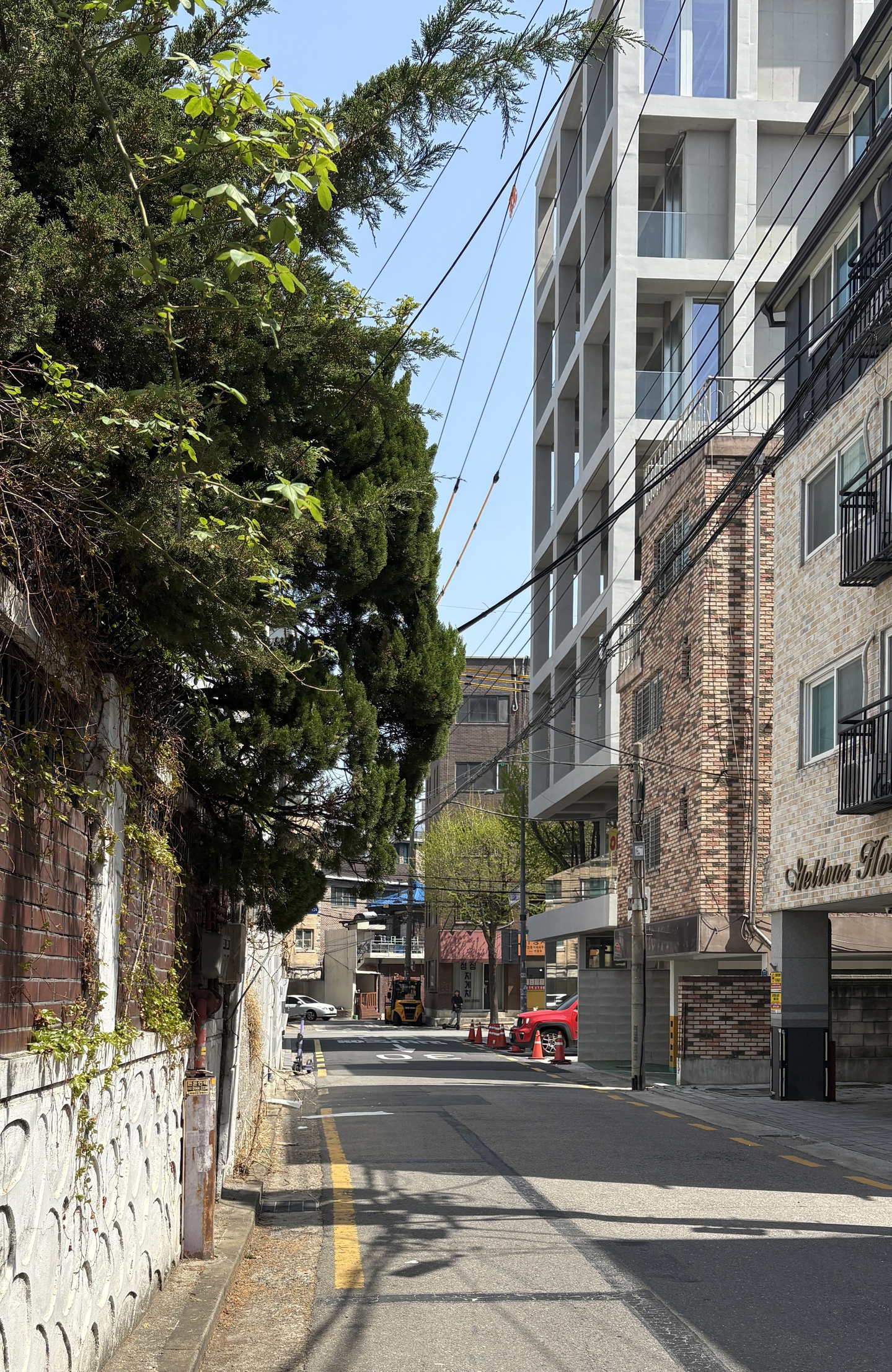 At times, walking through ordinary alleyways in downtown Seoul, one finds oneself instinctively reaching for a camera. [LIM YEONG-HWAN]