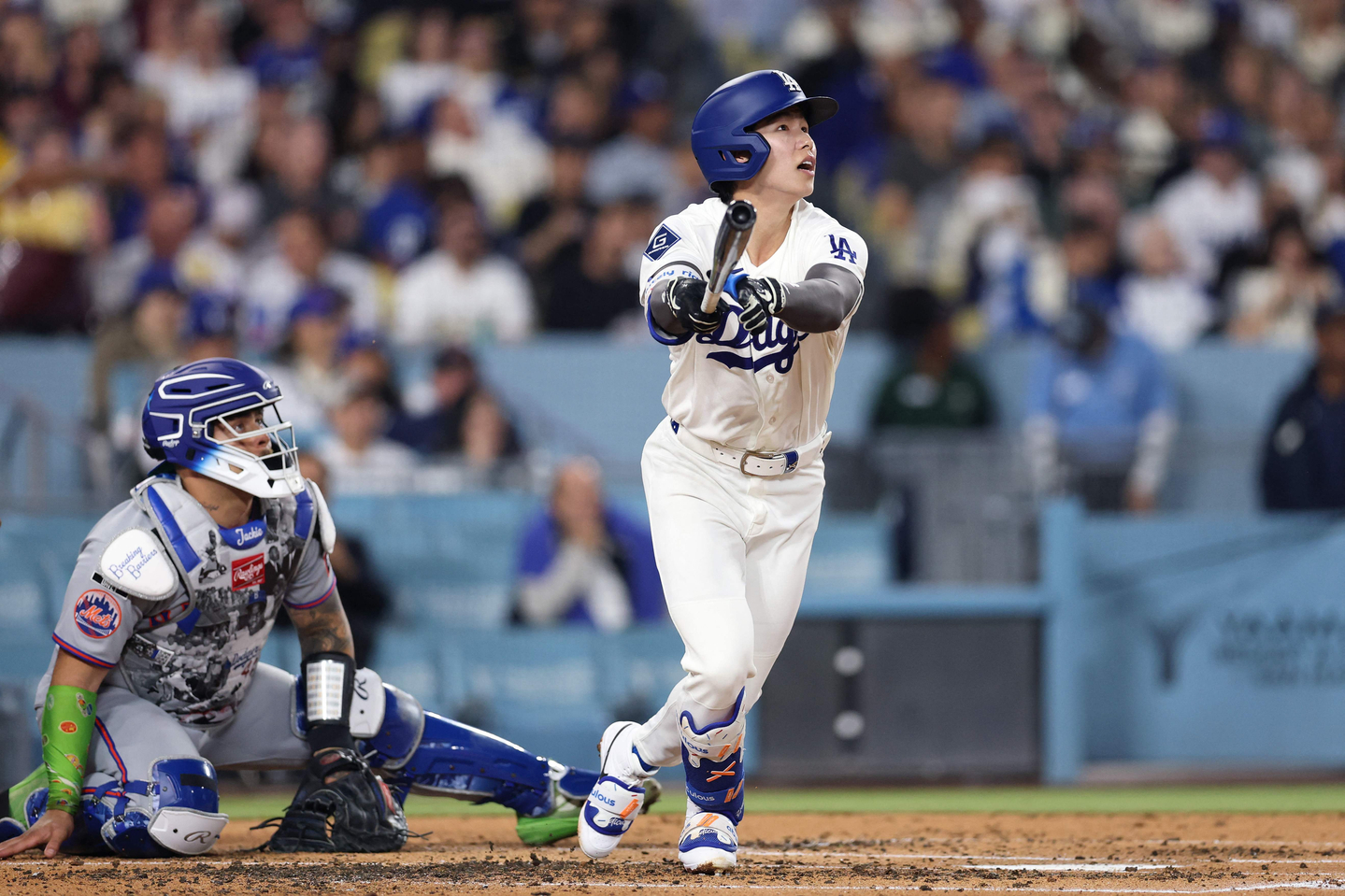 Kim Hye-seong of the Los Angeles Dodgers, right, hits a two-run home run against the New York Mets during the clubs' MLB regular-season game at Dodger Stadium on April 15 in this Getty Images photo. [YONHAP] 