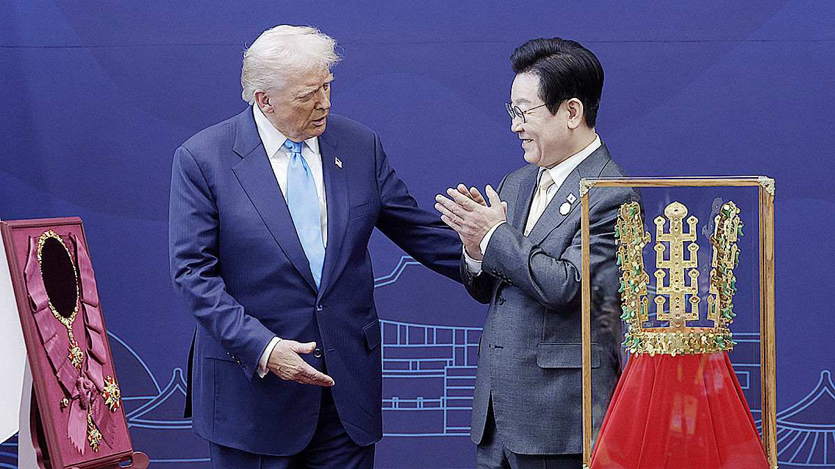 President Lee Jae Myung, right, presents U.S. President Donald Trump with the Grand Order of Mugunghwa and a model of the Cheonmachong gold crown at the Gyeongju National Museum in Gyeongju, North Gyeongsang, on Oct. 29, 2025. [JOINT PRESS CORPS]