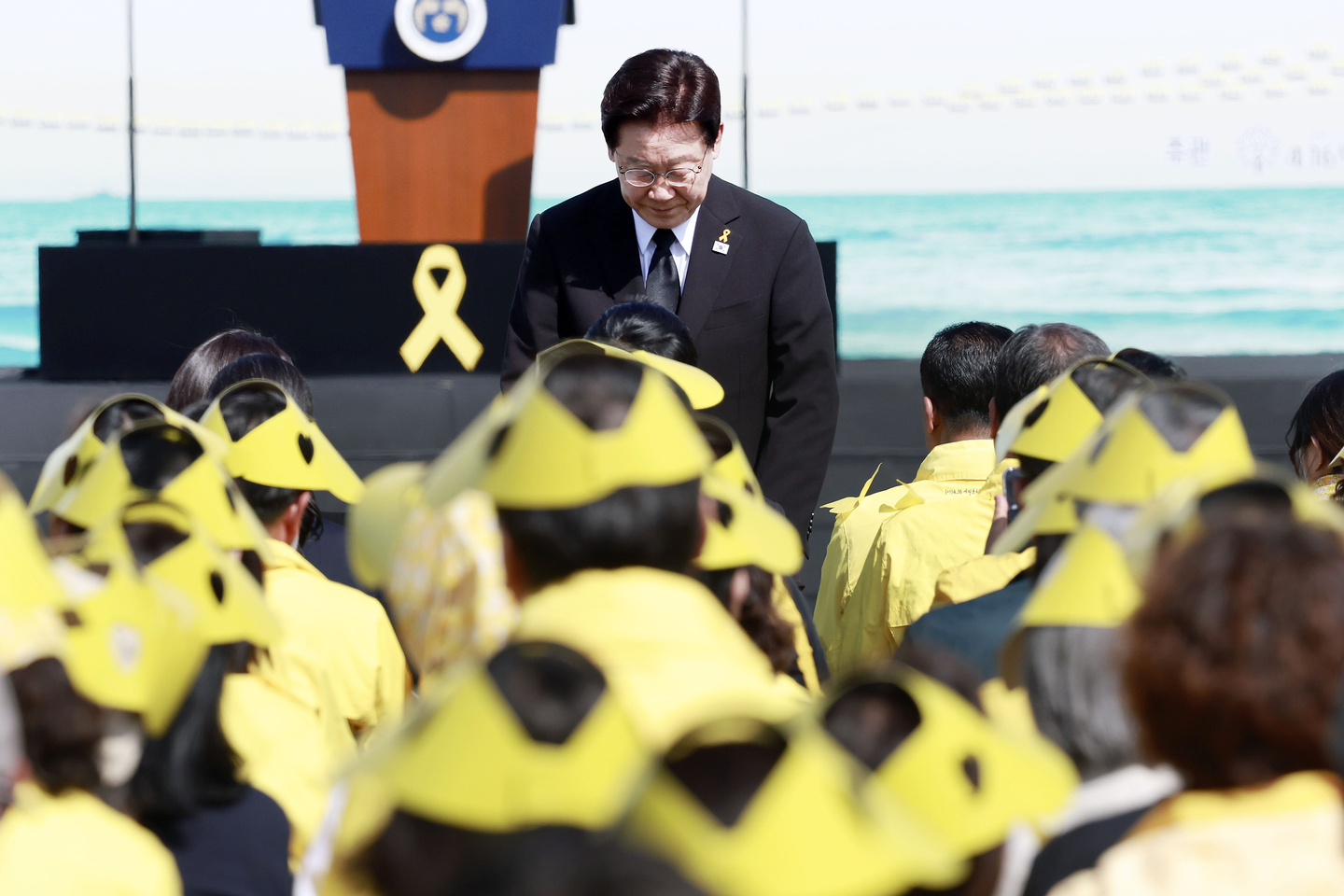 President Lee Jae Myung attends at a memorial ceremony for the 2014 Sewol ferry sinking in Ansan, Gyeonggi, on April 16. [YONHAP] 