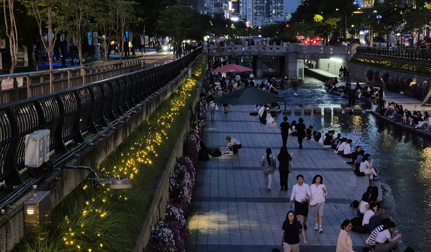 Cheonggyecheon, a stream in central Seoul, flows in darkness after landscape lighting was turned off to support energy conservation efforts. [SEOUL FACILITIES CORPORATION]