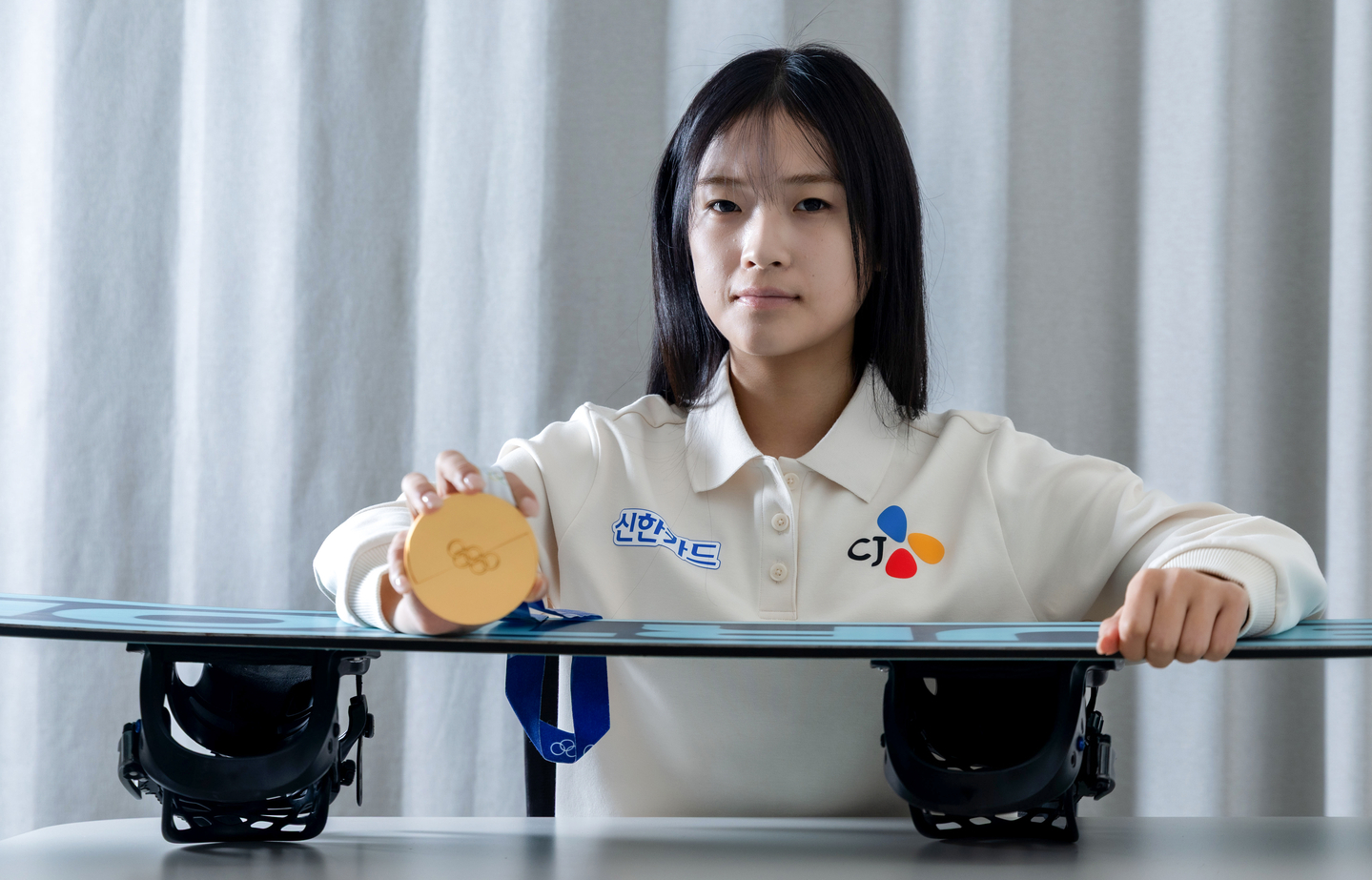Snowboarder Choi Ga-on poses during an interview with the JoongAng Ilbo in Gangnam District, Southern Seoul, on April 10. [JOONGANG ILBO]